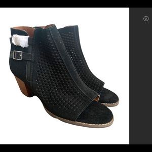 NWOT Vionic Chryssa perforated leather open toe booties